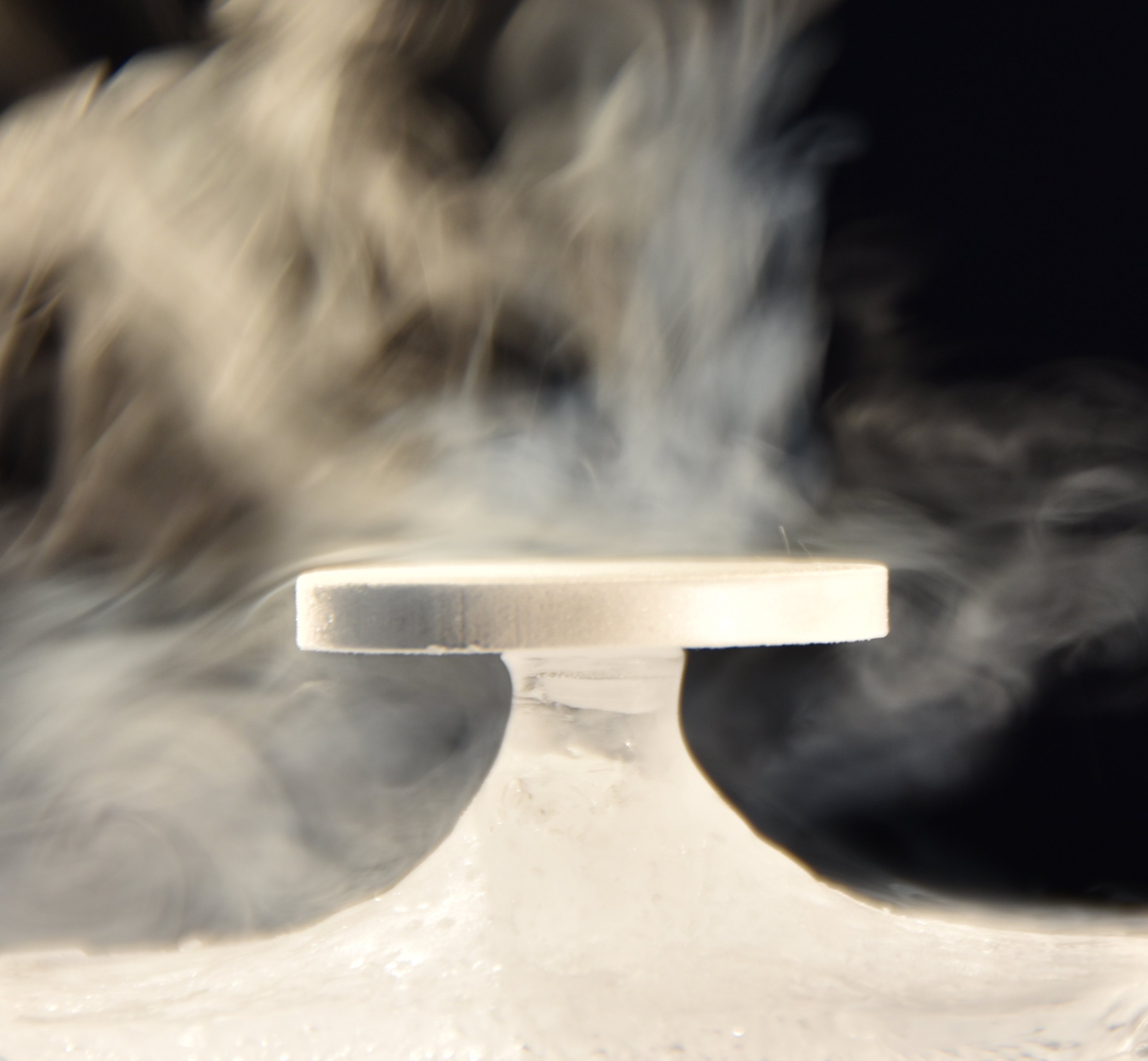 A laboratory reproduction of the Zen stone phenomenon in a lyophilizer. © Nicolas Taberlet / Nicolas Plihon