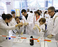 Des élèves participant à l'atelier de chimie