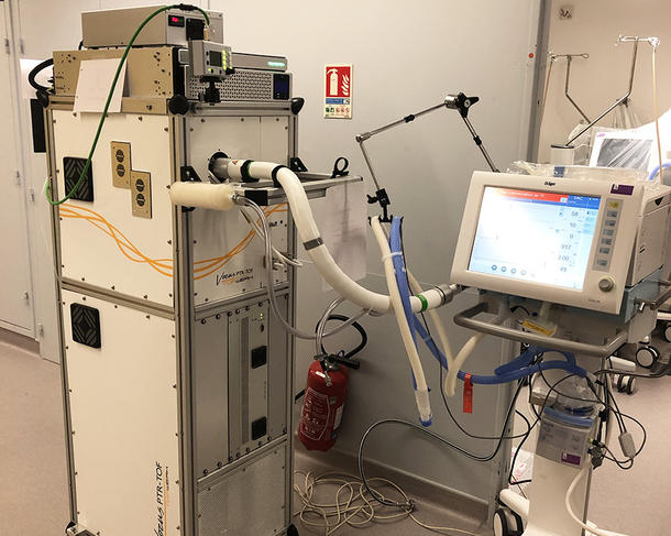 Testé à l’hôpital lyonnais de la Croix-Rousse pour détecter le Covid-19, l'imposant appareil pourrait à terme se présenter d’une manière simple et compacte, avec un voyant rouge et un voyant vert, projettent les chercheurs.