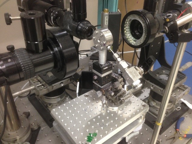 Photographie de la cible d'ammoniac sur le banc de préalignement avant d’être placée dans la chambre expérimentale pour le tir laser. 