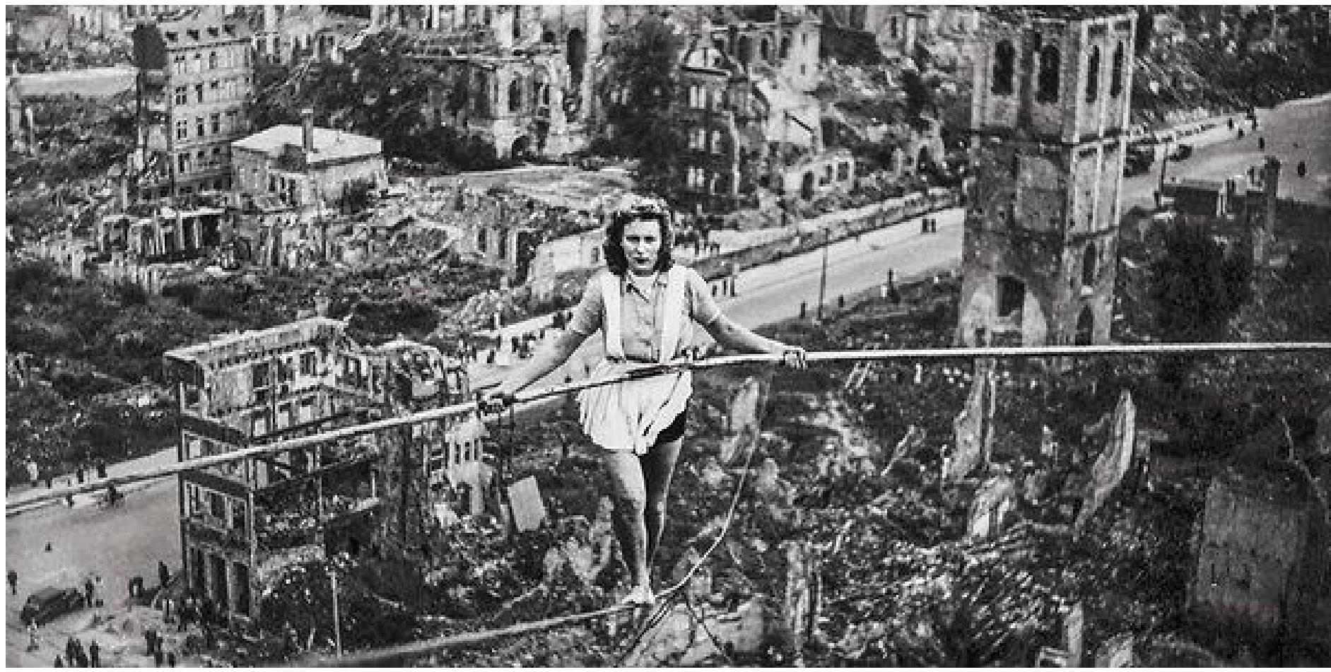 Eine Seiltänzerin über den Trümmern von Köln 1945.