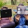 Etudiants cachés derrières leurs ordinateurs portables