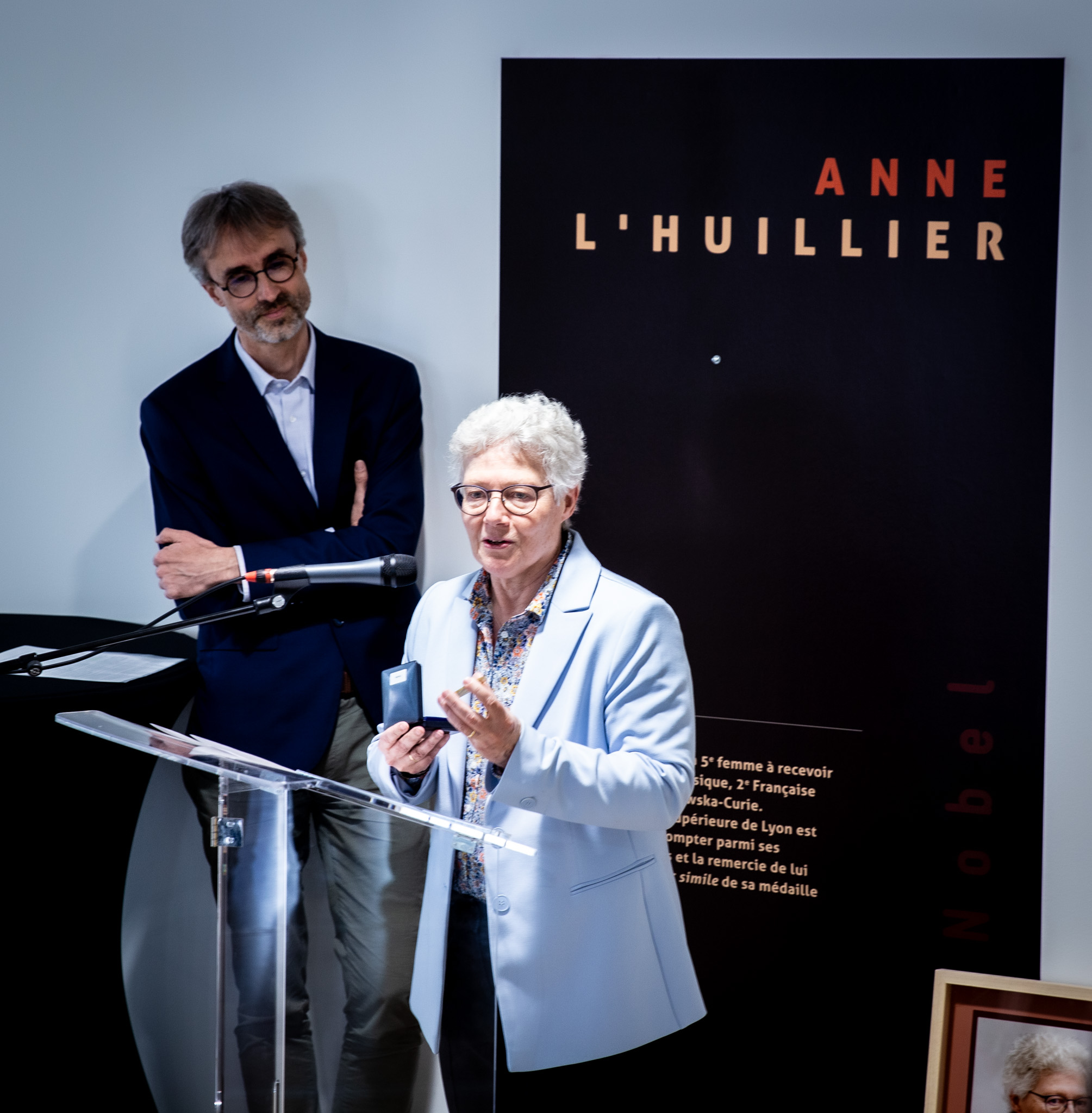 Anne L'Huillier entrusted the replica of her Nobel Prize medal to Emmanuel Trizac © Renaud Ponsot