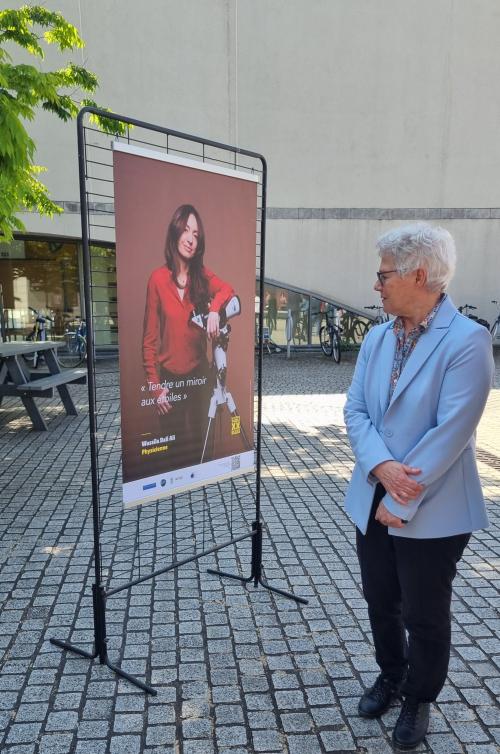 Anne L'Huillier browses the “Science in XXELLES” exhibition
