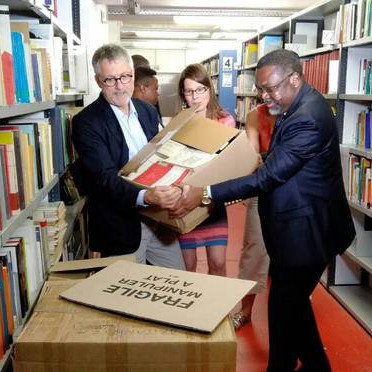 L’Ambassadeur Flavien Enongoué réceptionnant le don d’ouvrages du Président de l’ENS de Lyon