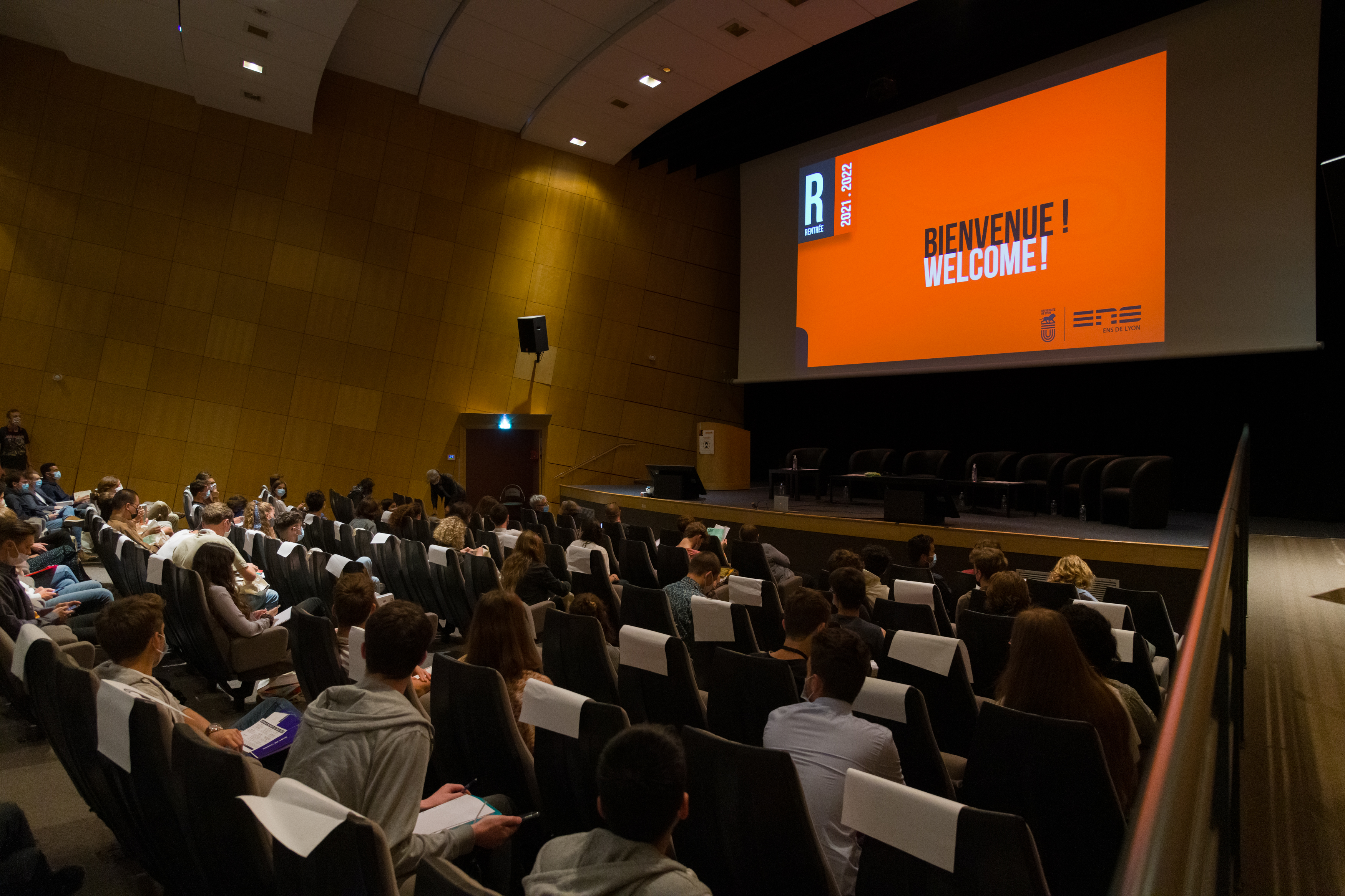 Image des étudiants dans l'amphithéâtre Mérieux