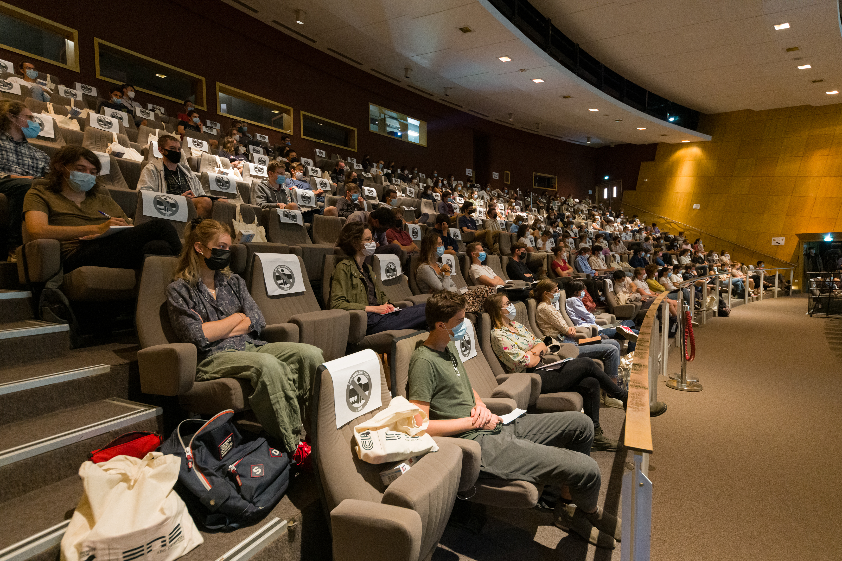 Image des étudiants dans l'amphithéâtre Mérieux