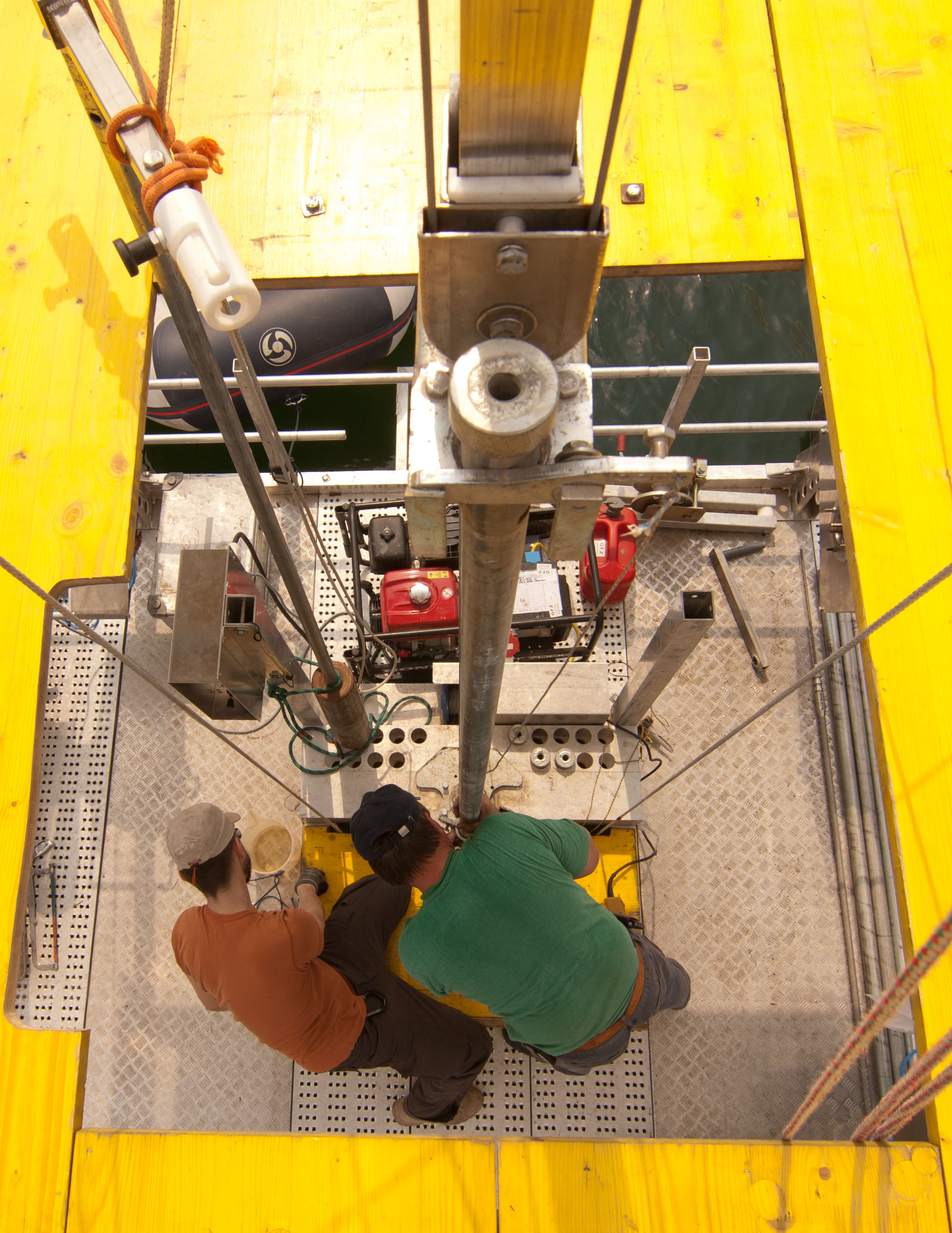  © IRD - Université de Potsdam - Yannick Garcin : carottage des sédiments sur le lac Barombi Mbo, en 2014.
