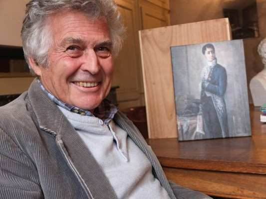 Jean Dhombres à côté du portrait de Joseph Fourier en habit de préfet de Grenoble, par Claude Gautherot. Tableau entreposé dans les réserves du musée Saint-Germain. © ALBRECHT Roland 