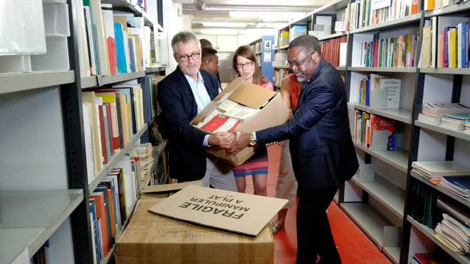 L’Ambassadeur Flavien Enongoué réceptionnant le don d’ouvrages du Président de l’ENS de Lyon, Jean-François Pinton