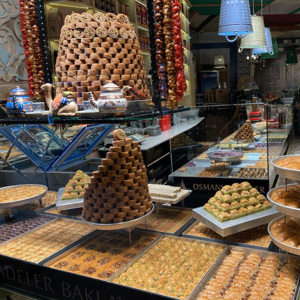 Un stand de pâtisseries turques