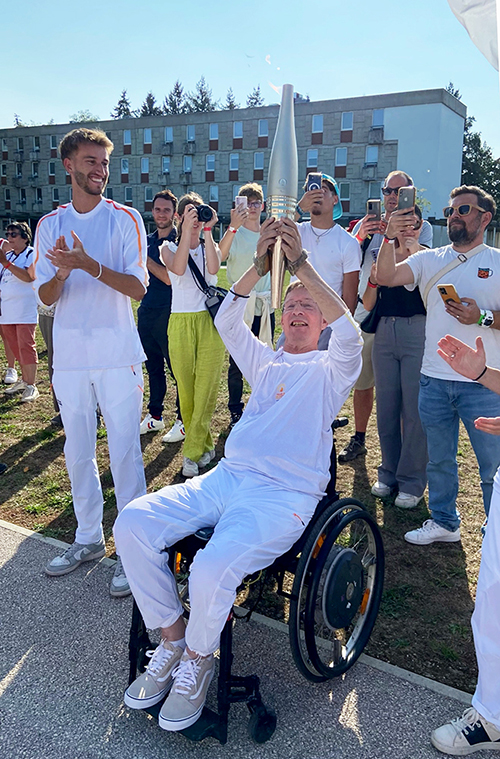 Vance Bergeron portant la flamme paralympique