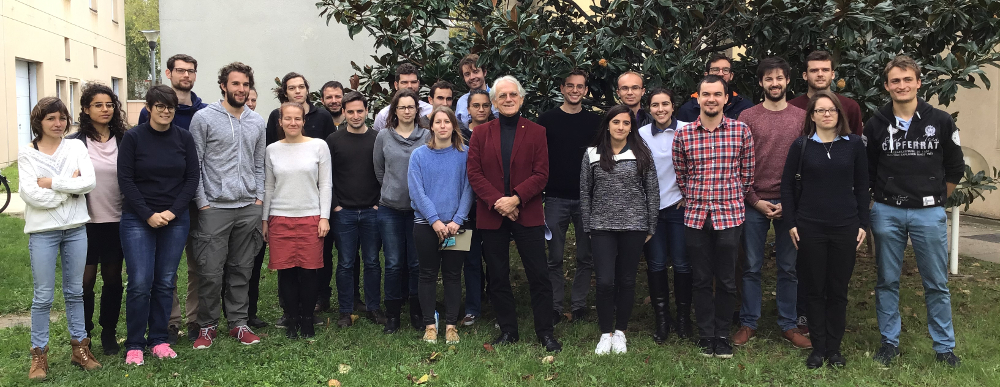 Gérard Mourou, les étudiants en thèse et post-doctorants de physique de l'ENS d eLyon