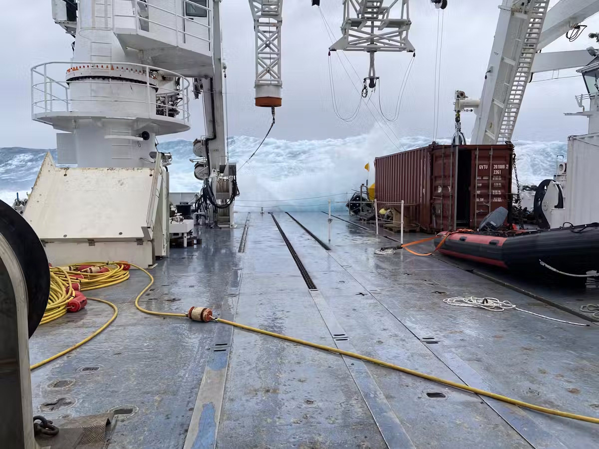 Photo du pont du navire pendant une tempête