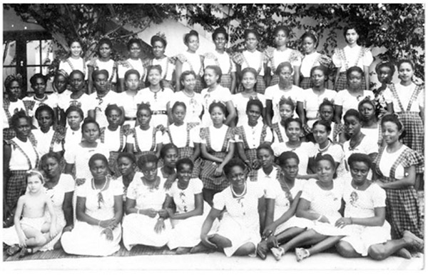 Photo des Des élèves-institutrices à l’École normale de jeunes filles de l’AOF au début des années quarante