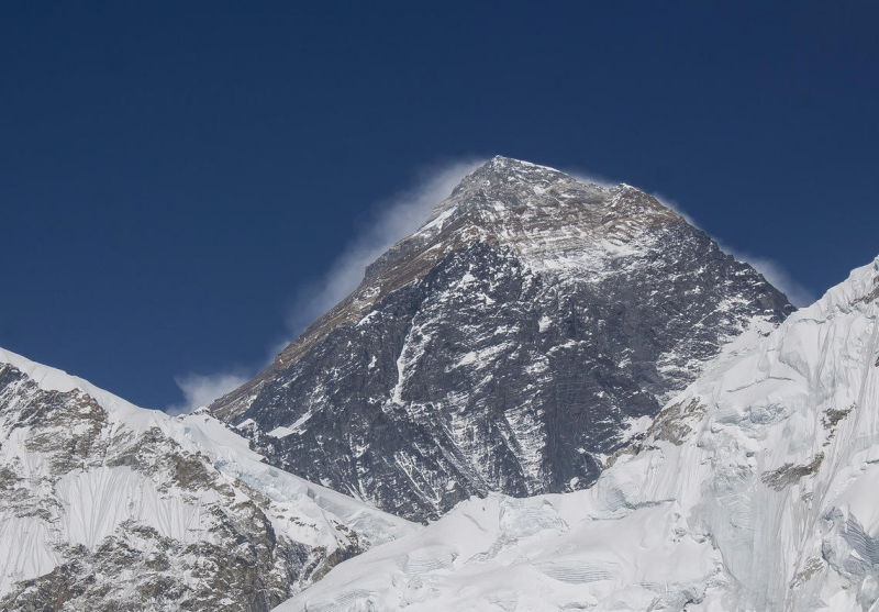 Sublimation des sommets neigeux de l’Everest.© https://commons.wikimedia.org/wiki/User:Niklassletteland