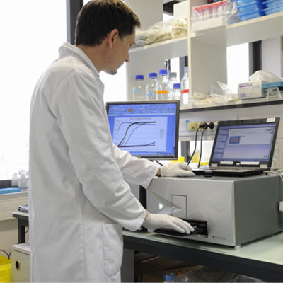 Thomas Henry au lecteur de fluorescence, laboratoire de l'équipe Inflammasome, Infections bactériennes et autoinflammation 