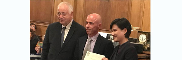 Photographie de la remise du prix