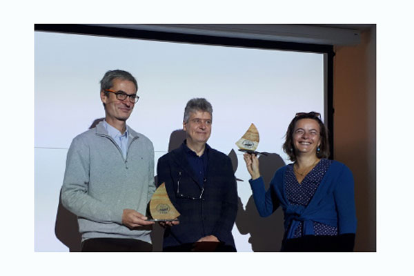 Stefano Ruffo remet un trophée à Alice Guionnet et Thierry Dauxois
