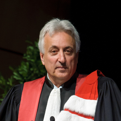 Portrait de Robert Costanza en toge lors de la cérémonie de docteur honoris causa
