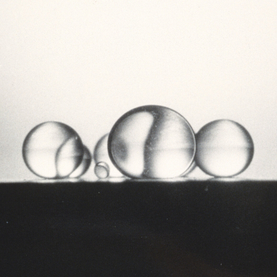 Gouttes de liquide dispersées dans un autre liquide sur une surface solide