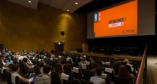 Photo des étudiants dans l'amphithéâtre Mérieux