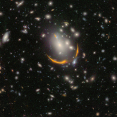 Vue de la galaxie distante produisant quatre images déformées (en orange) dans lesquelles sont apparues une supernova (point rouge / rose)./ © NASA/ESA/S.Rodney/G.Brammer