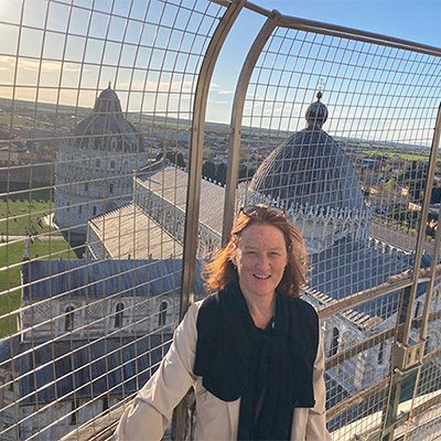 Anouk Bedino devant un monument à Pise