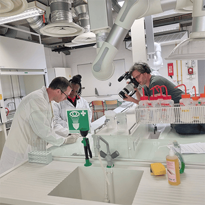 Tournage au département de chimie