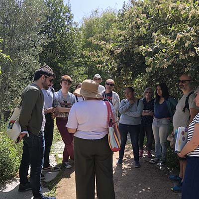 Personnes visitant le jardin de l'ENS