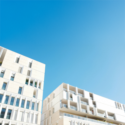 Bâtiment en béton blanc sous le ciel bleu pendant la journée