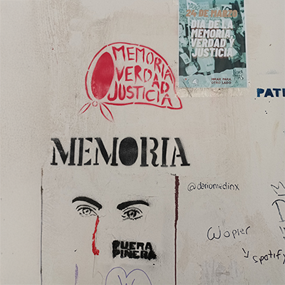 Tags et affiches sur un mur en contexte autoritaire