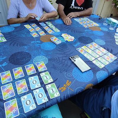 Des cartes de jeu de société étalées sur une table