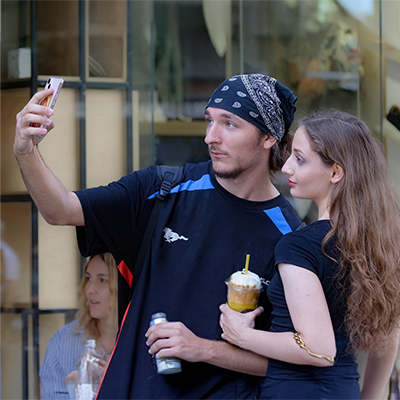 Adolescents qui font un selfie