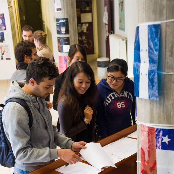 Des étudiants internationaux à côté de drapeaux