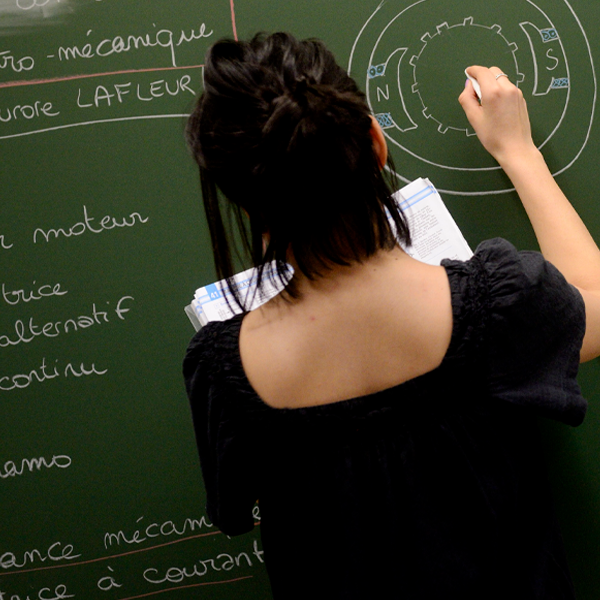 Étudiante écrivant au tableau