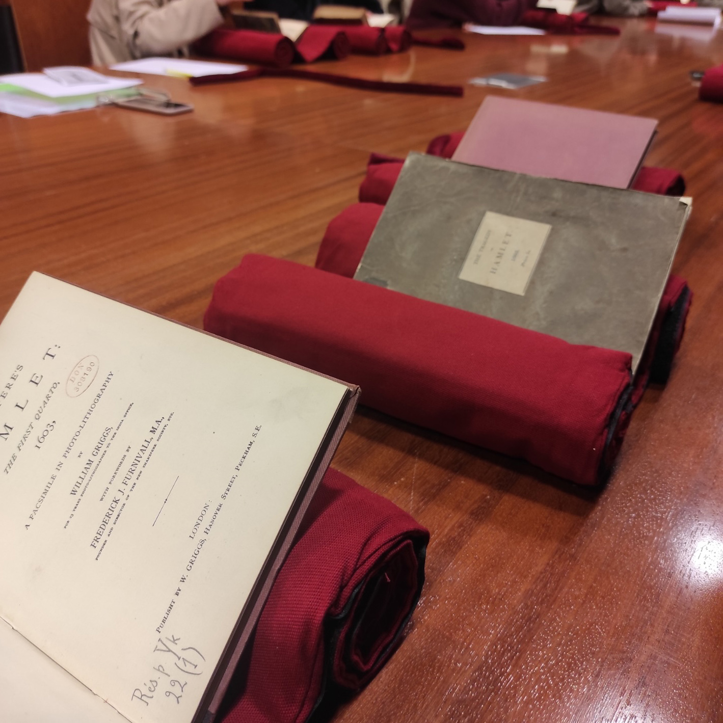 In-quartos exposés sur une table de la BNF