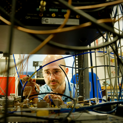 Benjamin Huard en plein travail au Laboratoire de physique