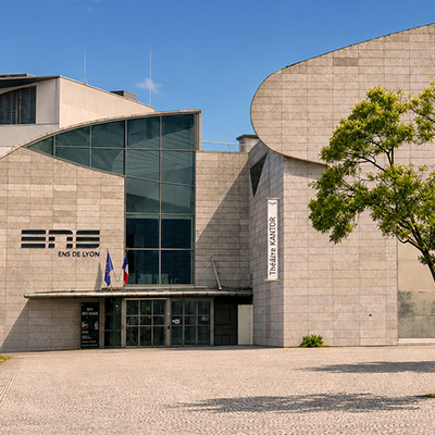 Entrée de l'ENS de Lyon à Descartes sous un soleil de plomb
