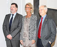 Janne Blichert-Toft, entourée de John Ludden, directeur exécutif du British Geological Survey, et d’Al Hofmann, ancien directeur du Max-Planck Institut für Chemie à Mayence, professeur émérite et chercheur adjoint à Lamont-Doherty Earth Observatory de Columbia University