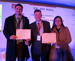 De gauche à droite : Amin Liebens, Mathieu Corbet et Qian Wang ont représenté l'équipe de l'UMI E2P2L lors de la cérémonie de remise des Prix de l'innovation des équipes franco-chinoises (2014)