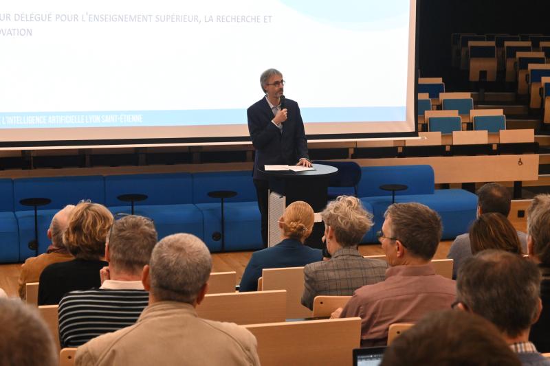Emmanuel Trizac s'exprime devant les participants de la Journée de l'Intelligence Artificielle