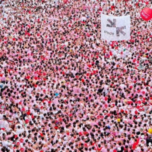 Image de la place Consistorial à Pampelune (Espagne). Une foule de plus de cinq mille personnes se rassemble chaque année le 6 juillet à 12h00 pour célébrer l’ouverture du festival de San Fermin © Bartolo Lab, ENS de Lyon.
