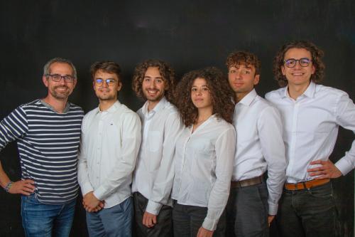 5 membres de l'équipe iGEM Lyon 2025 avec le coach