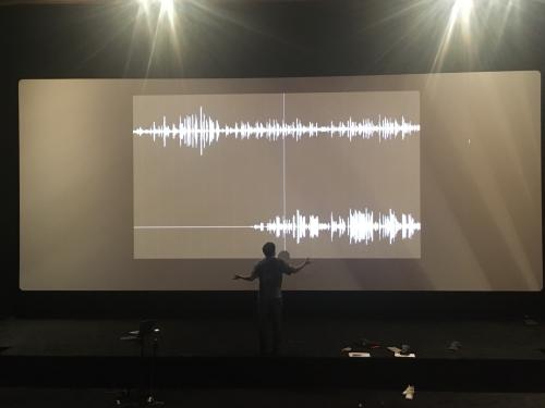 Projection d'un audiogramme dans un théâtre