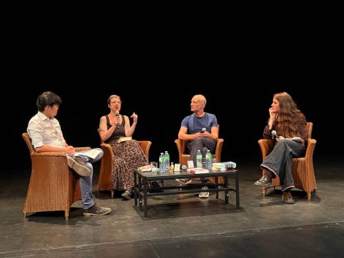 Discussion lors de la cérémonie de remise du prix Terre Bleue