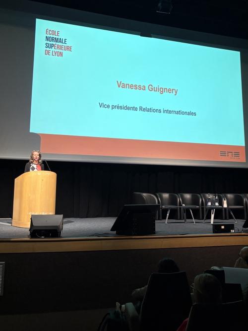 Vanessa Guignery est sur la scène de l'amphithéâtre Mérieux