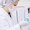 étudiant en blouse de laboratoire